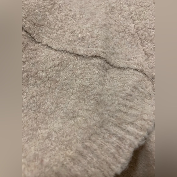 Oversize L/XL Poncho-Style Sweater with Asymmetric Hem - Picture 6 of 8